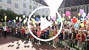 Kinder der Kita gGmbH lassen Luftballons beim Jubiläum steigen