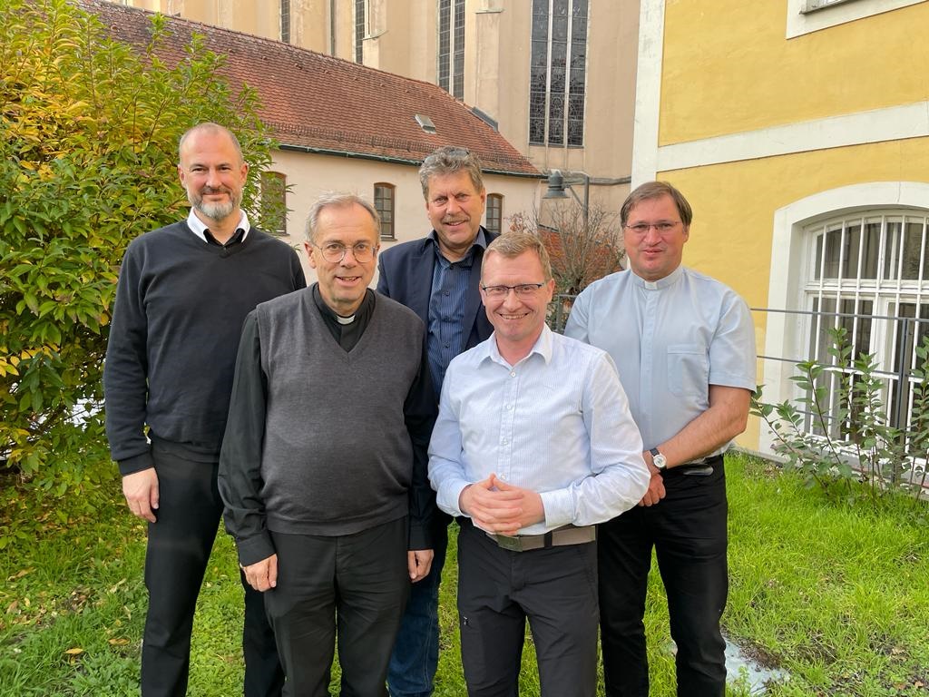 Auf dem Foto sind zu sehen (v.l.n.r.) P. Ralph (Leiter der Cityseelsorge), P. Lorenz, Rudi Schmidt (Geschäftsführer), Udo Pabst und Dekan Klaus Meyer